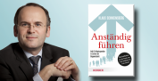 Professor Klaus Schweinsberg mit seinem Buch "Anständig führen"