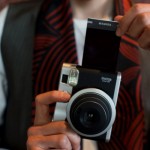 Das perfekte Weihnachtsgeschenk für die experimentelle Fotografie – die instax Mini 90 Sortbildkamera