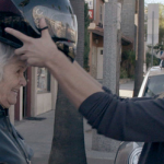 Airbnb hat mir ein Startkapital von zehn Dollar gegeben, um aus einem Unbekannten einen Bekannten zu machen. #OneLessStranger. Also kam ich auf die Idee, jemanden auf meinem Motorrad mitzunehmen - und zwar eine 72-jährige Dame. Klingt komisch - ist aber so. Was würdest du tun, um aus einem Unbekannten einen Bekannten zu machen?