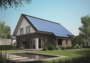 Fertighaus mit großer Solaranlage auf dem Spitzdach