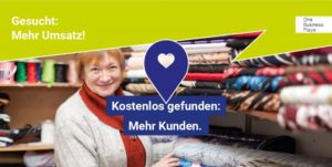 Dame vor einem Regal mit Stoffballen