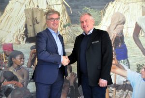 die beiden Stifter besiegeln den Vertrag mit einem Handschlag