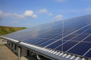 Blick von oben seitlich auf eine Photovoltaikanlage