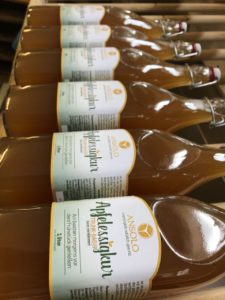 liegende Apfelessigflaschen