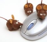 Stoffmäuse um eine Computermaus