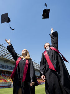Hochschulabsolventen werfen den Hut
