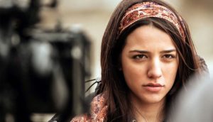 Mädchen vor einer Kamera