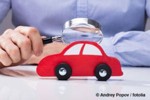 Spielzeugauto unter einer Lupe