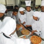 Junge Menschen in Äthiopien backen Pizza
