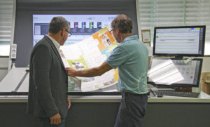 Zwei Mitarbeiter in der Druckerei