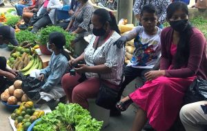 Frauen mit Kindern im Kolumbien auf dem Markt