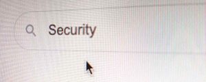 Feld einer Suchmaschine mit dem Wort "security"