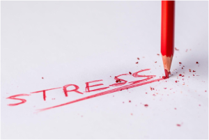 roter Stift schreibt das Wort "Stress"