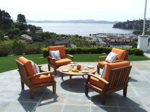 Teak-Gartenstüühle mit Tisch und Aussicht aufs Meer