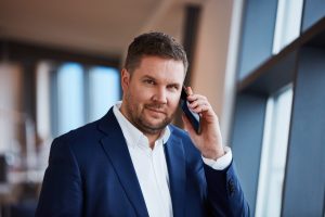 Mann telefoniert mit dem Handy