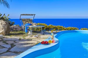 blauer Himmel, blaues Meer und blauer Pool