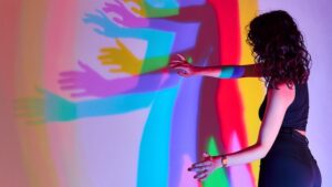 Mädchen macht farbige Schattenspiele