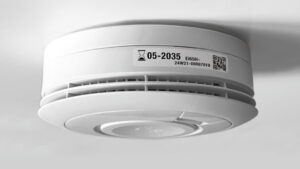 Rauchmelder mit Schild zum "Ablaufdatum"